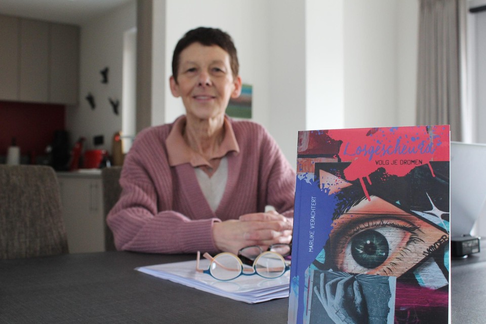 Marijke Verachtert poseert fier met ‘Losgescheurd’, terwijl ze al aan een volgend boek werkt 