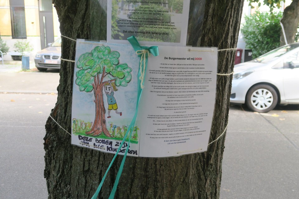 ‘De burgemeester wil mij dood’: Bewoners van de André Ullenslei gaven al op verschillende manieren uiting aan hun afkeuring van de geplande bomenkap.