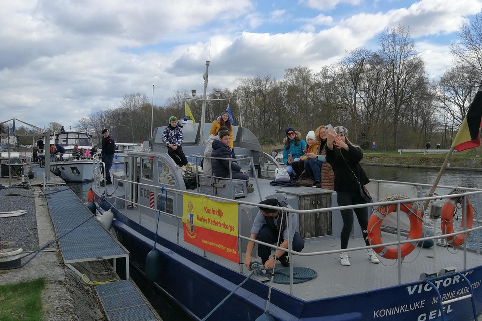 De Oekraïense vluchtelingen genieten van het eerste moment van de rondvaart op de verschillende boten van de Koninklijke Marinekadetten.  