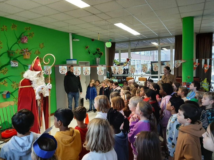 Beter laat dan niet: Sinterklaas is gearriveerd in de klas. 