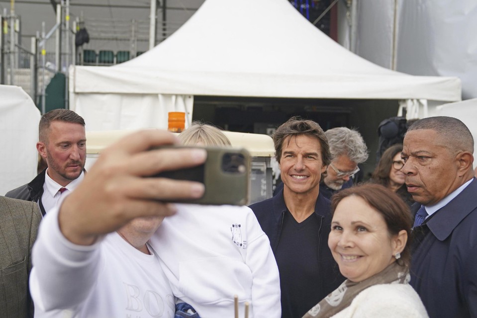 Een vrouw neemt een selfie met Tom Cruise. Hoe zou je zelf zijn als je de kans krijgt? 