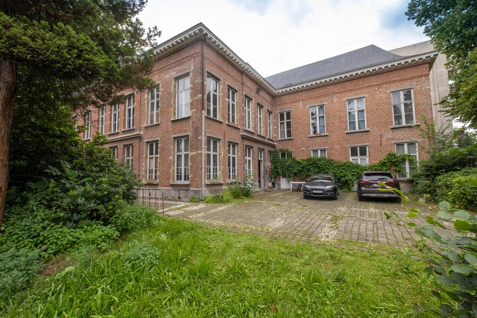 Kasteel Ieperman. Het museum achter de beurs en de Faculteit Vergelijkende Godsdienstwetenschappen moeten er eind augustus waarschijnlijk weg.