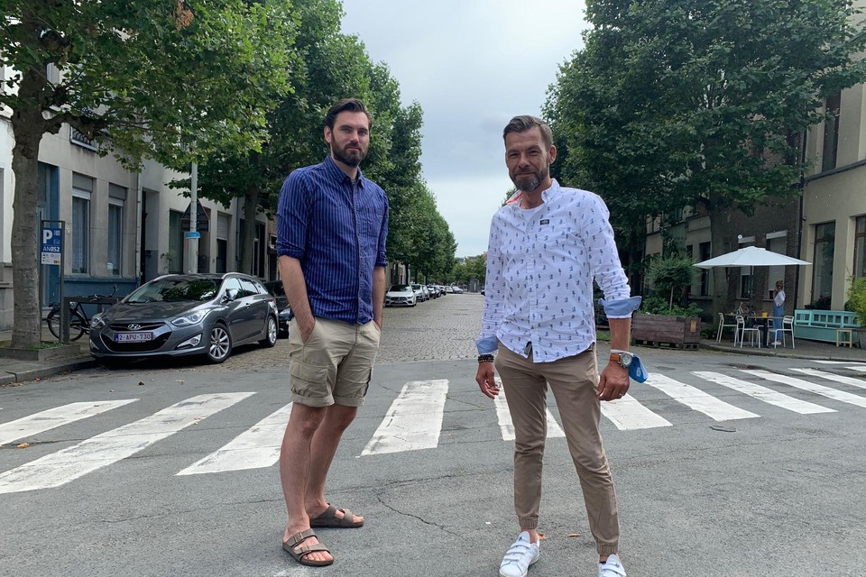 Sven en Jiri uit de Van Aerdtstraat trekken aan de alarmbel: “Zonder schaamte, op klaarlichte dag, spuiten ze zich vol met heroïne en andere drugs. Gewoon op de stoep, tussen de auto’s, voor de huizen.”