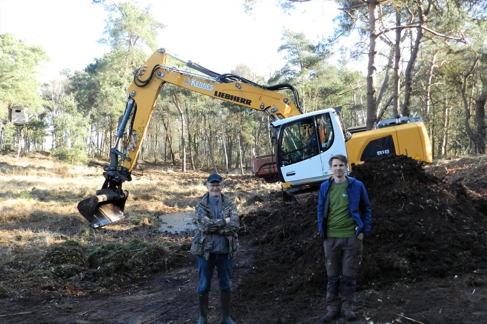 Boseigenaar Fons Martens en Thomas Van de Peer van Bosgroep Kempen Noord zijn tevreden over de samenwerking voor het veenherstel.