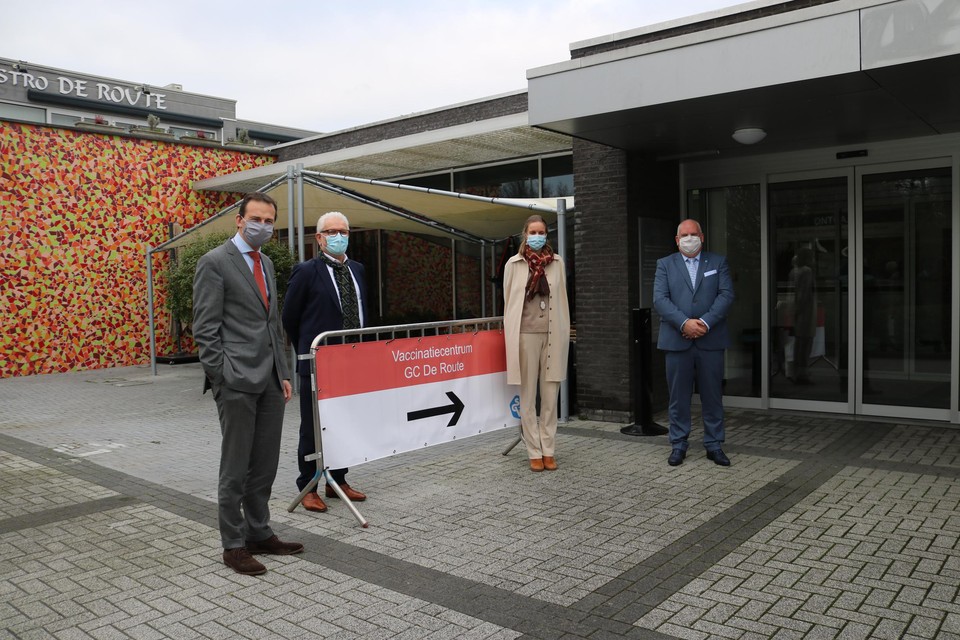 Minister Beke kwam een kijkje nemen in Sint-Gillis-Waas, waar de laatste hand wordt gelegd aan het vaccinatiecentrum.
