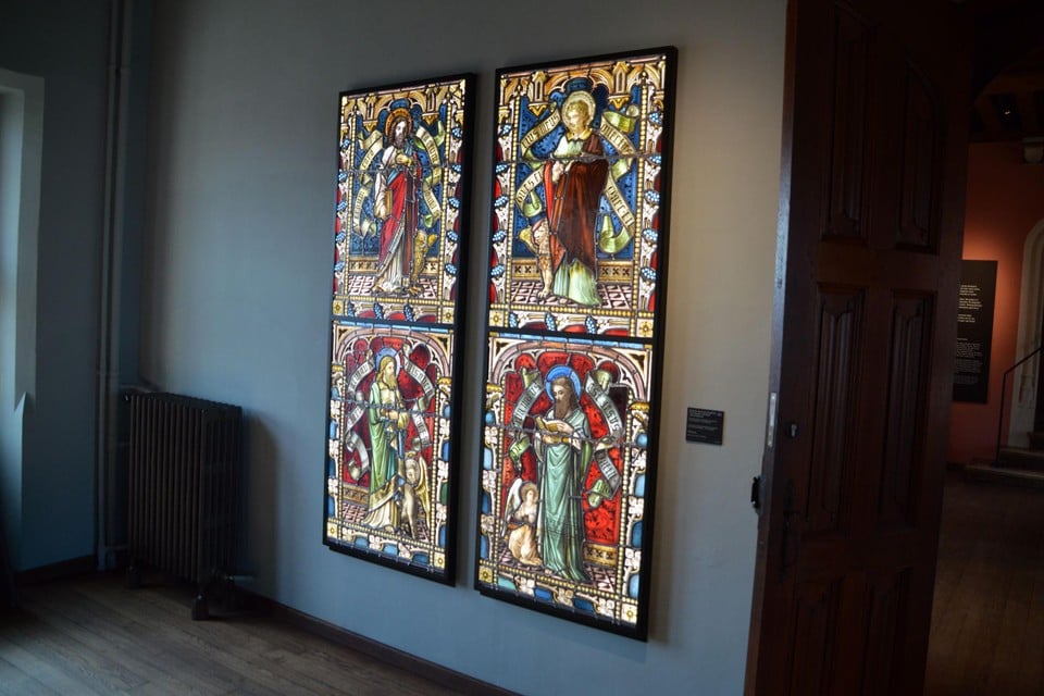 De Borsbeekse glasramen hangen in het Brugse Gruuthusemuseum.