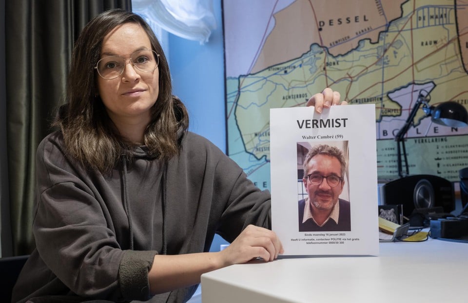 Katrien Cambré met een foto van haar vermiste vader.