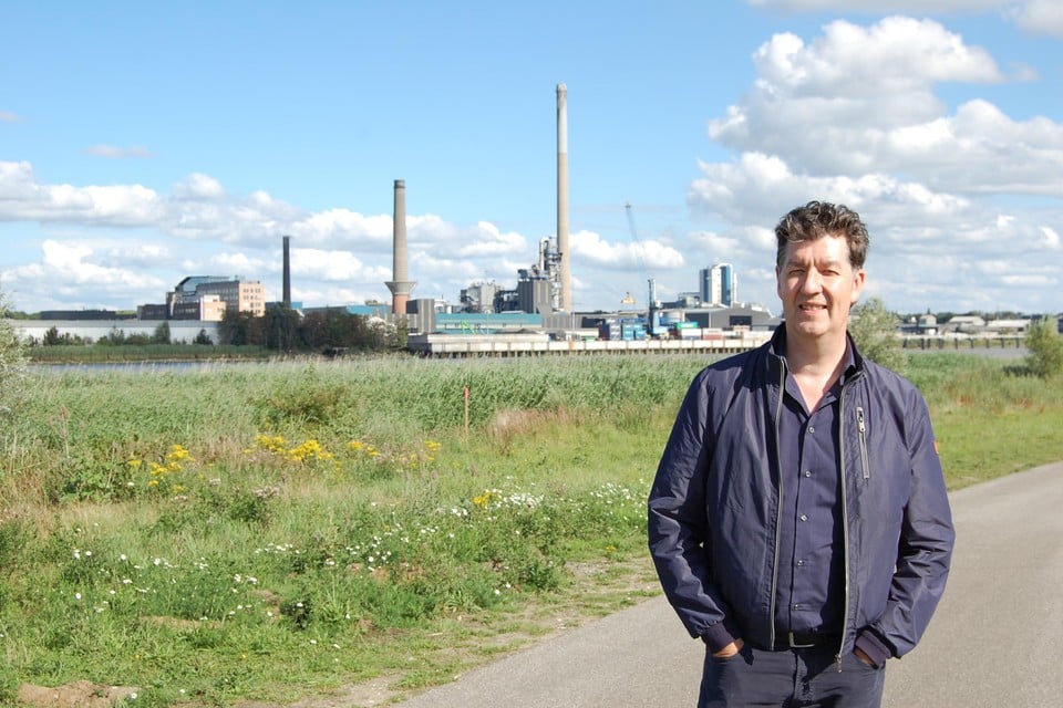 Schepen Filip Vercauteren in de Kruibeekse polder, met Umicore op de achtergrond.
