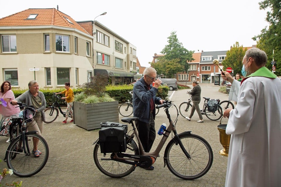 Johan en Anita zijn fervente fietsers. Eerder lieten ze in Scherpenheuvel hun auto wijden. Nu zijn de fietsen aan de beurt.