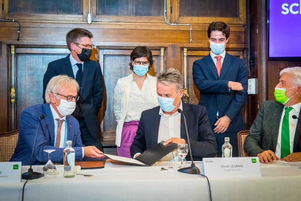Eric van Walle, directeur-generaal van het SCK en Olivier Legrain, CEO van IBA, ondertekenen in aanwezigheid van onder meer vice-eersteminister Pierre-Yves Dermagne en Energieminister Tinne Van Der Straeten het samenwerkingsakkoord.