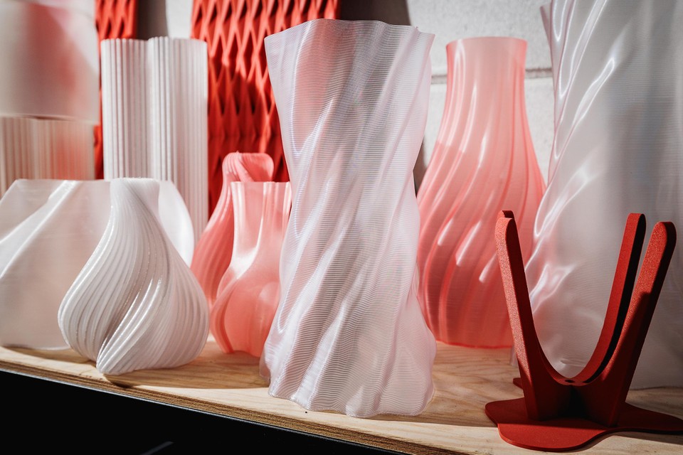 3D-printatelier Kreate3D is een van de standhouders op de markt. Het bedrijf maakt onder meer designlampen.