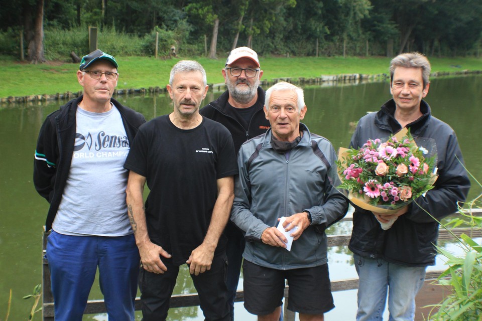 De laureaten van de viswedstrijd met voorzitter Maurice Van Hemelen.