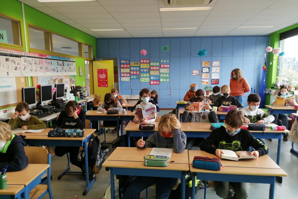 De leerlingen van het vijfde en zesde leerjaar (derde graad) dragen nu een mondmasker in de klas.