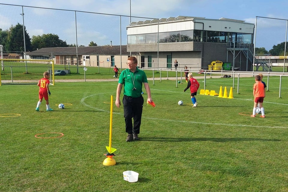 De opleiding van de jeugdtrainers moet ook de jongeren meer spelplezier bij brengen.
