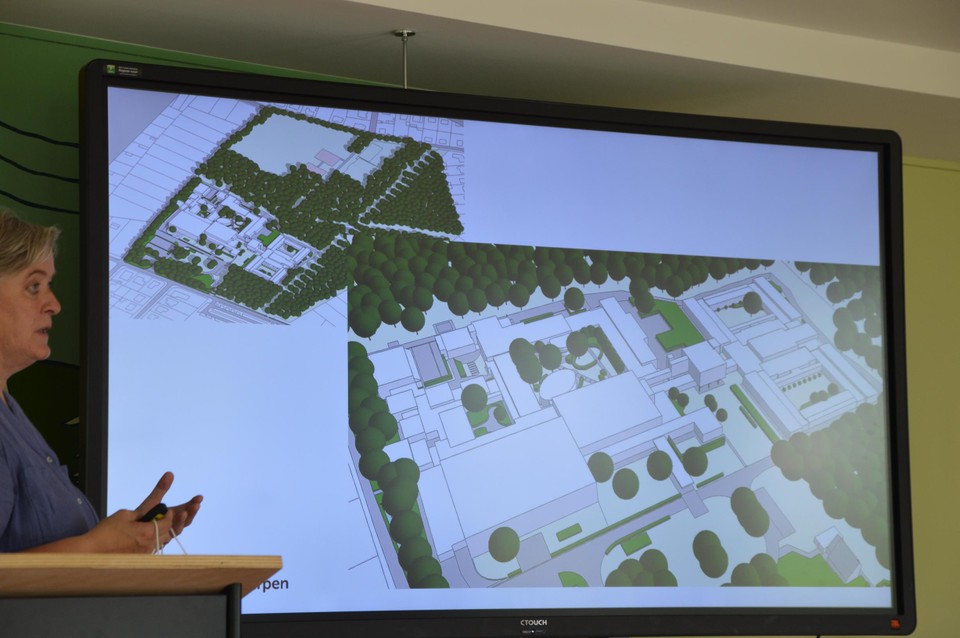 Architect Nel Lernout licht het masterplan toe.