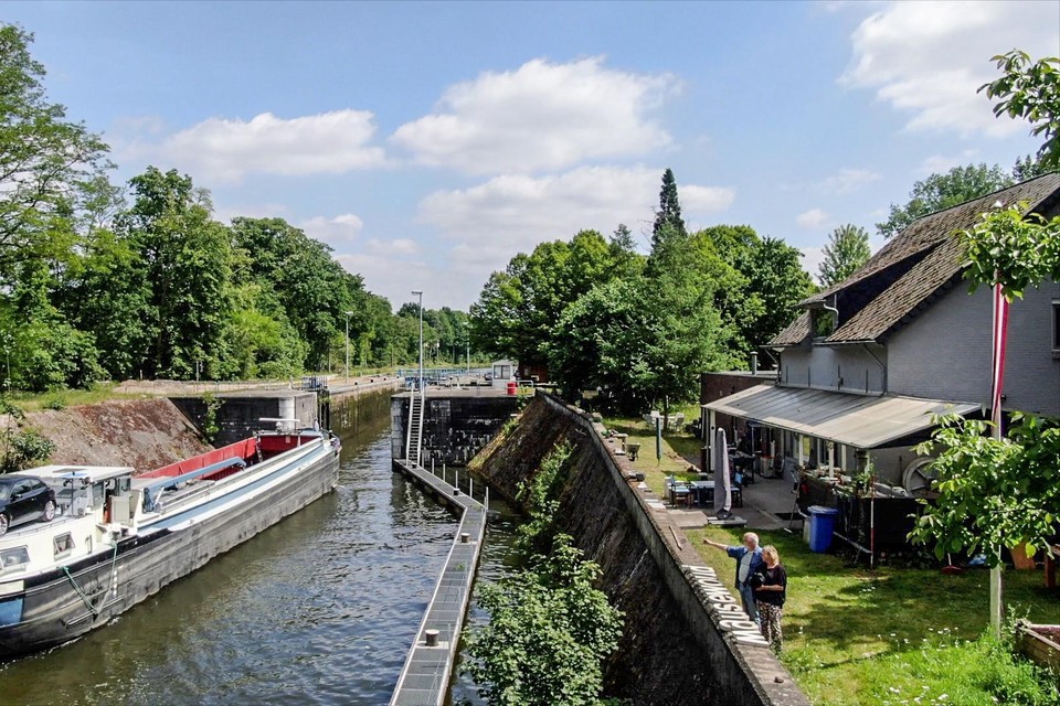 Iedere zaterdag om 15u sluit de sluis aan Sas 3 in het kanaal Bocholt-Herentals tot maandag. Schippers liggen dan soms twee nachten voor anker voor het terras van Bert Staal en Matty Christensen.