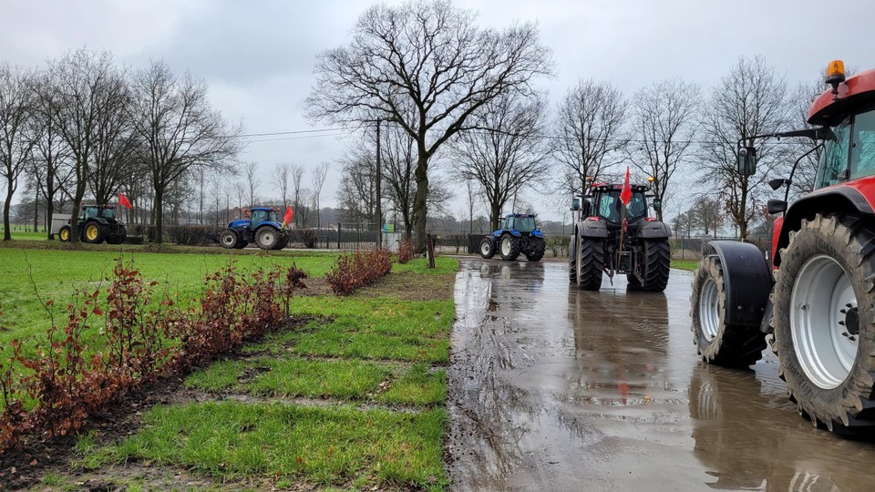 Een aantal boeren vertrok vanmiddag in Sint-Lenaarts en pikte onderweg nog collega’s op richting Brasschaat.