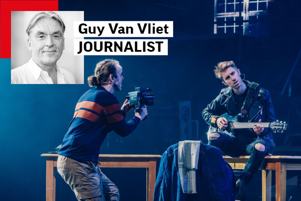 Het publiek bekijkt de voorstelling mee door de ogen van filmmaker Mark (Stijn Proesmans).