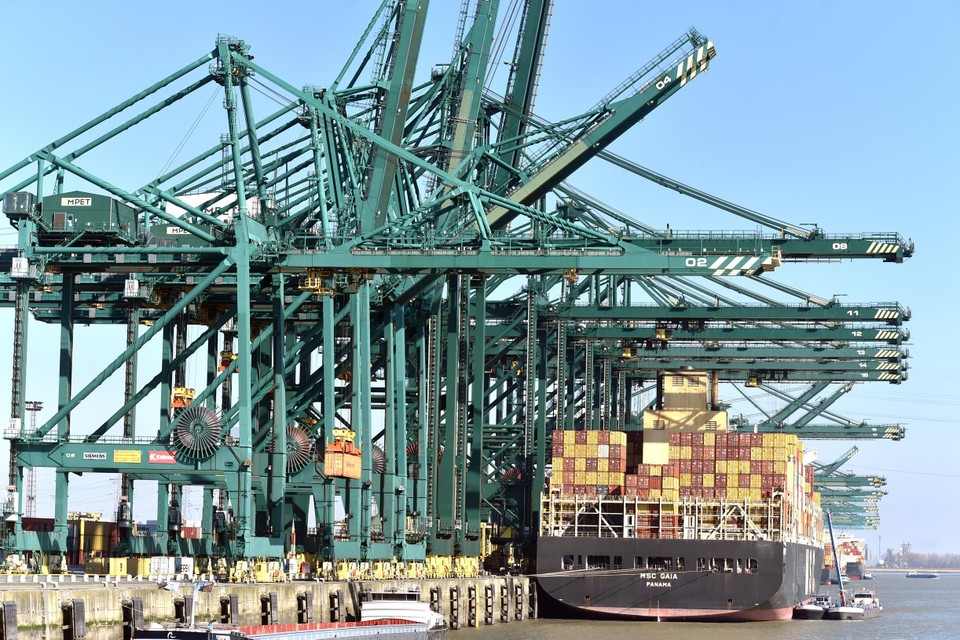 De belangrijkste goederenstroom in de haven is die van de containers, maar als die te afhankelijk blijft van wegvervoer, komen er waarschijnlijk nog meer problemen qua uitbreiding van containercapaciteit.