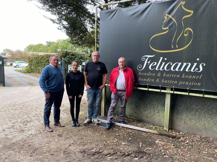 Marc De Rycke (tweede van rechts) van Hoeve Hoogland en zijn vrouw Manuella staan samen met Rudy Elst en Luc Debondt van de Dierenvoedselbank bij de kennel Felicanis in Kasterlee.