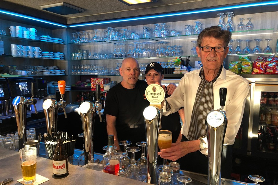 Bezieler en oprichter Modest Van Den Berghe (84) tapt na al die jaren nog eens een pint in café ’t Centrum in Beerse. Huidige uitbaters Paul Proost en Tash Panis kijken goedkeurend toe.