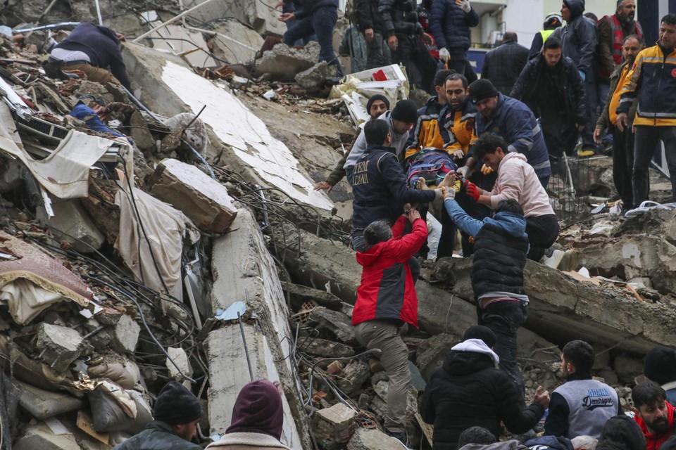 Reddingswerkers proberen zo veel mogelijk mensen vanonder het puin te halen na de zware aardbevingen in het Turks-Syrische grensgebied.