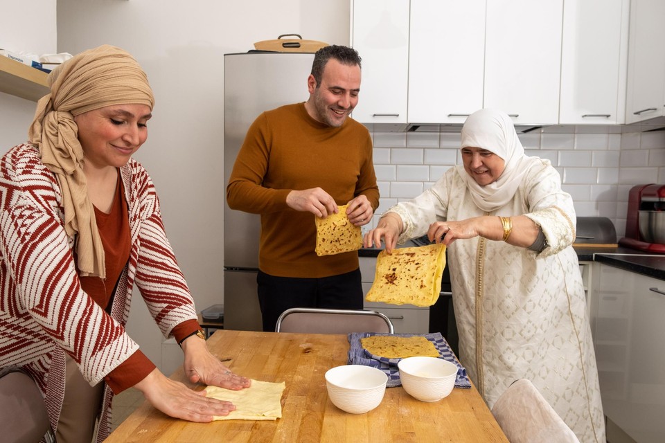 Mama Fatima bereidt samen met twee van haar kinderen, Rachid en Rachida, griesmeelpannenkoeken.