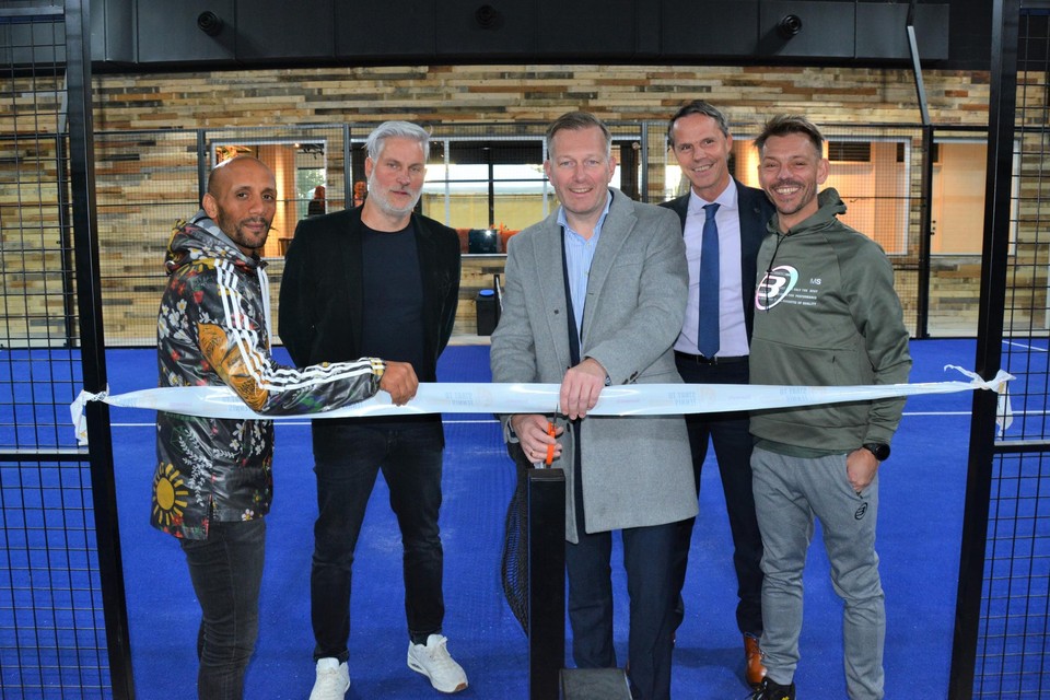 De drie zaakvoerders, Sportschepen Abdrahman Labsir (links) en burgemeester Alexander Vandersmissen (midden) openen plechtig de padelvelden van Sportico28.
