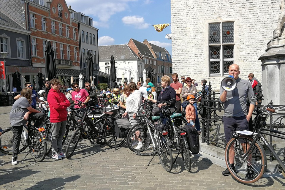 Wim Peersman (rechts) van Fietsersbond Herentals spreekt de deelnemers aan de Kidical Mass-tocht in april toe. In september blijkt er weinig veranderd. 