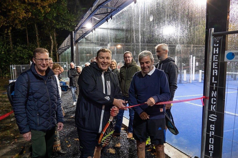 Burgemeester Maarten De Veuster en schepen van Sport Paul De Swaef warmden op voor de eerste officiële wedstrijd door samen met TC Schoten-voorzitter Johnny Wibo het lintje te knippen van de nieuwe padelkooi.