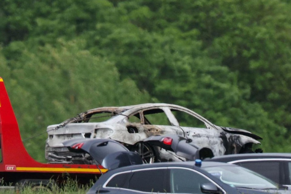 De uitgebrande vluchtauto werd twintig kilometer verder teruggevonden.