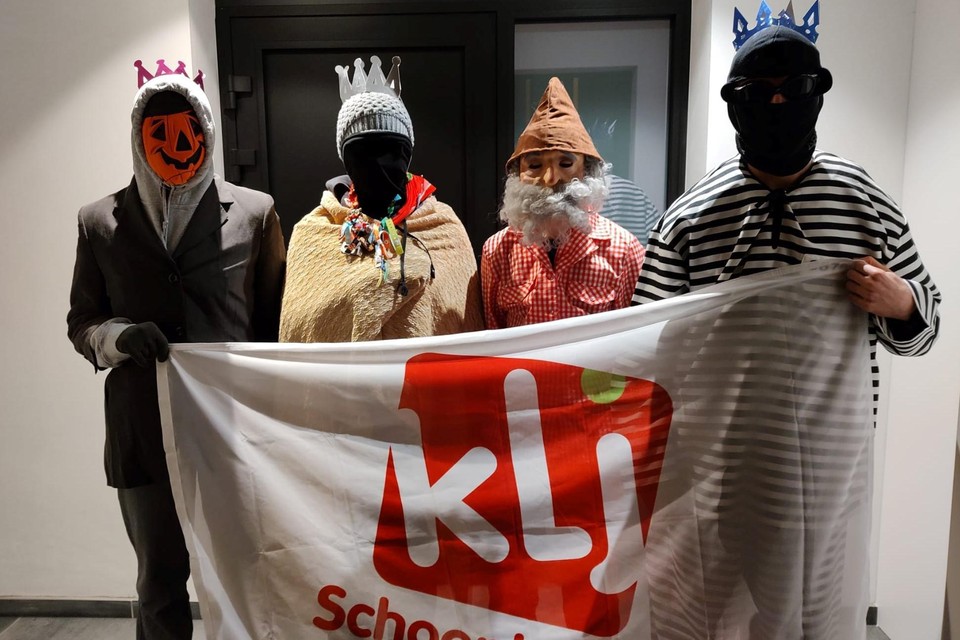Deze vier onherkenbare, gemaskerde KLJ’ers van Schoonbroek winnen met hun ingezonden foto een Retiese cadeaucheque van 25 euro. 