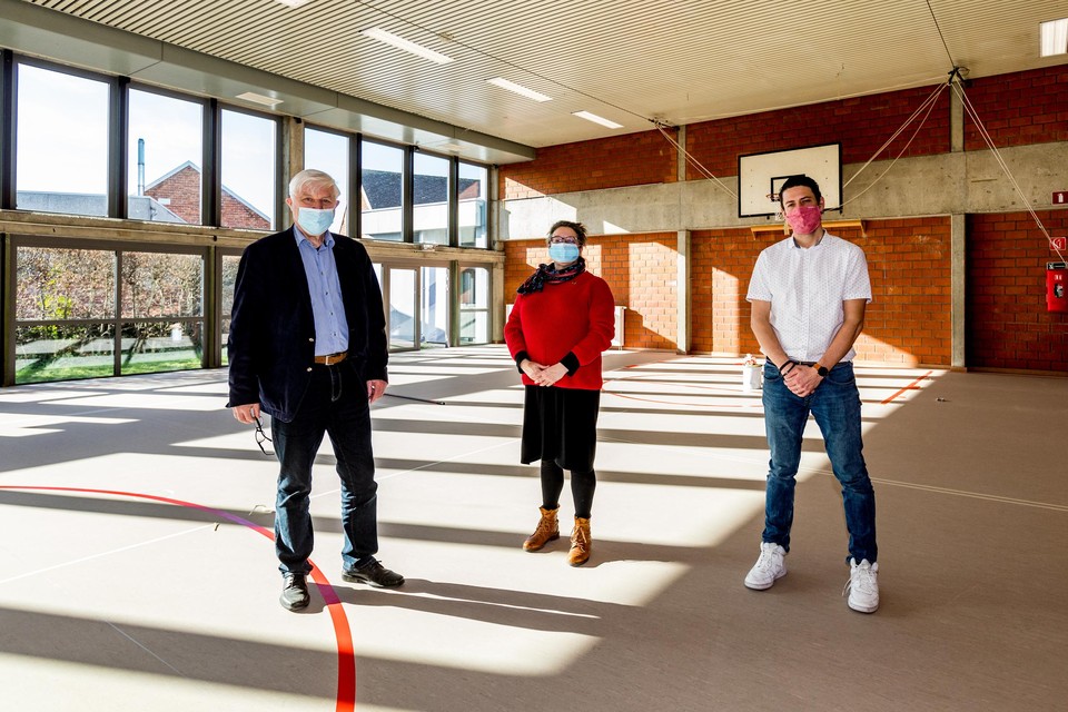 Academiedirecteur Kevin Verlaeckt, directeur-bibliothecaris Inge Cornelis en voorzitter-burgemeester Rob Mennes in de zaal waar IVEBICA de richting dans wil organiseren.