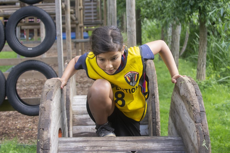 Louise (11) uit Retie in actie op het hindernissenparcours.