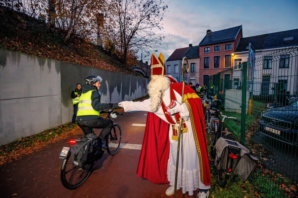 Fietsers die goed verlicht op pad waren, kregen van Sinterklaas speculaas cadeau. 