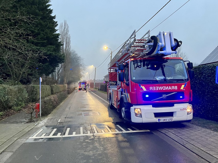 Door de interventie van de brandweer is de Heistsebaan plaatselijk afgesloten. 