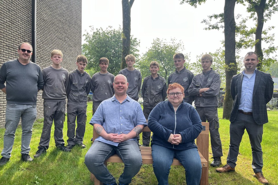 Erwin en Ria, bewoners van De Sprong, testen een van de zes tuinbanken die de leerlingen van het vierde jaar hout van VTI Zandhoven maakten.