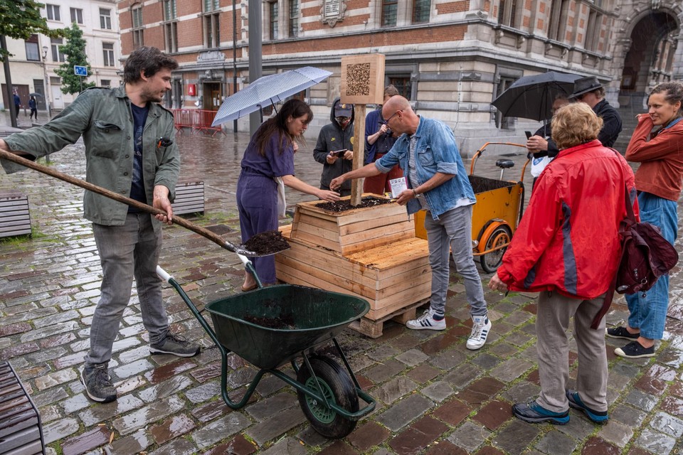 Buurtbewoners planten bloemen aan het districtshuis op het Moorkensplein.