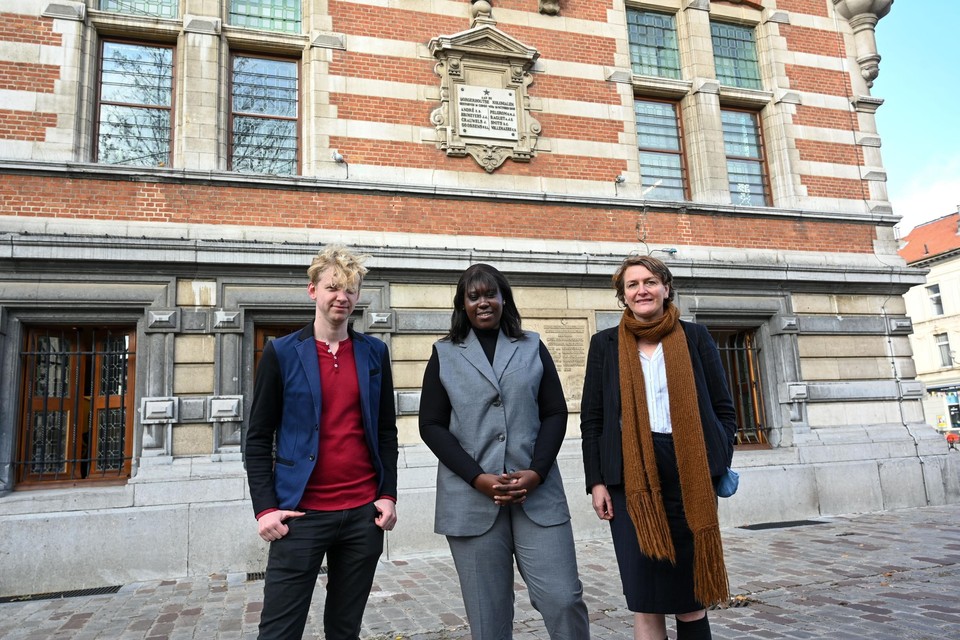 Districtsschepenen Ben Van Duppen en Aïssatou Cissé en burgemeester Marij Preneel bij de gedenkplaat voor de Borgerhoutse kolonialen op het Moorkensplein.