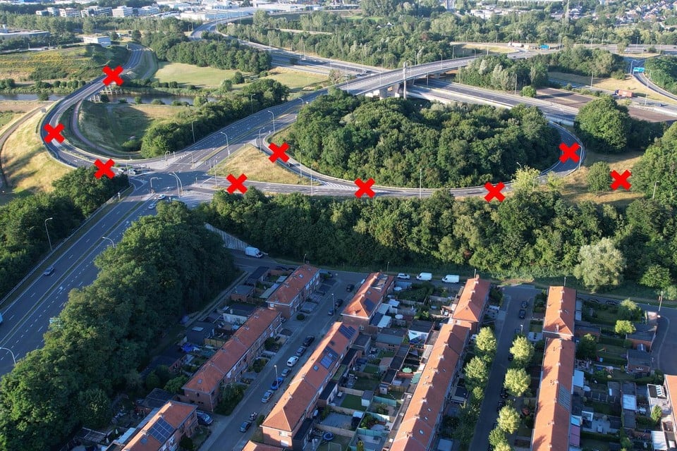 Op deze luchtfoto kun je zien hoe de Blarenberglaan (links) en de op- en afritten van de E19 dicht bij de woonwijken in Battel (rechts) verdwijnen. 