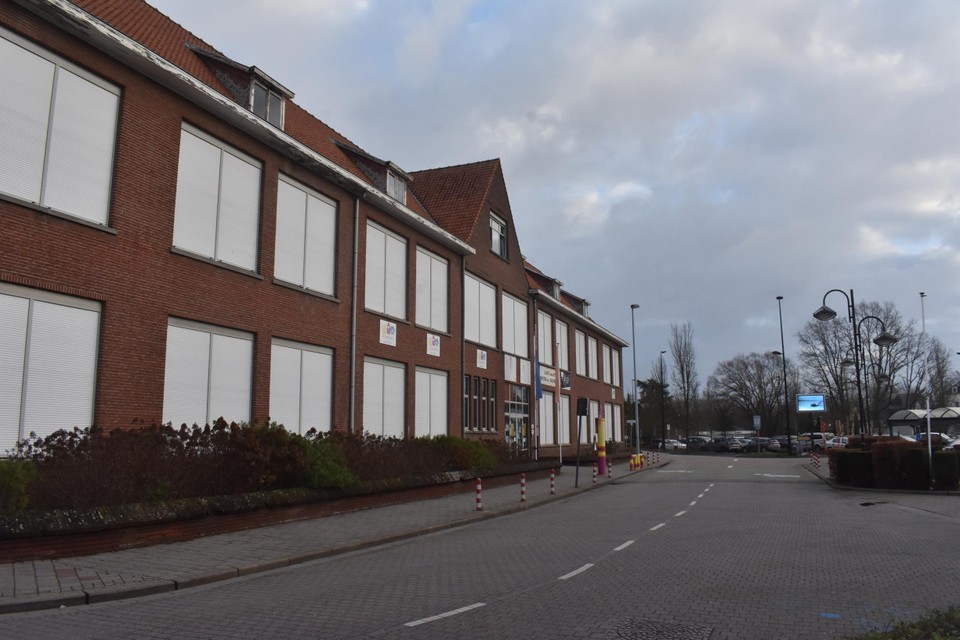 Dit schoolgebouw wordt grondig verbouwd.