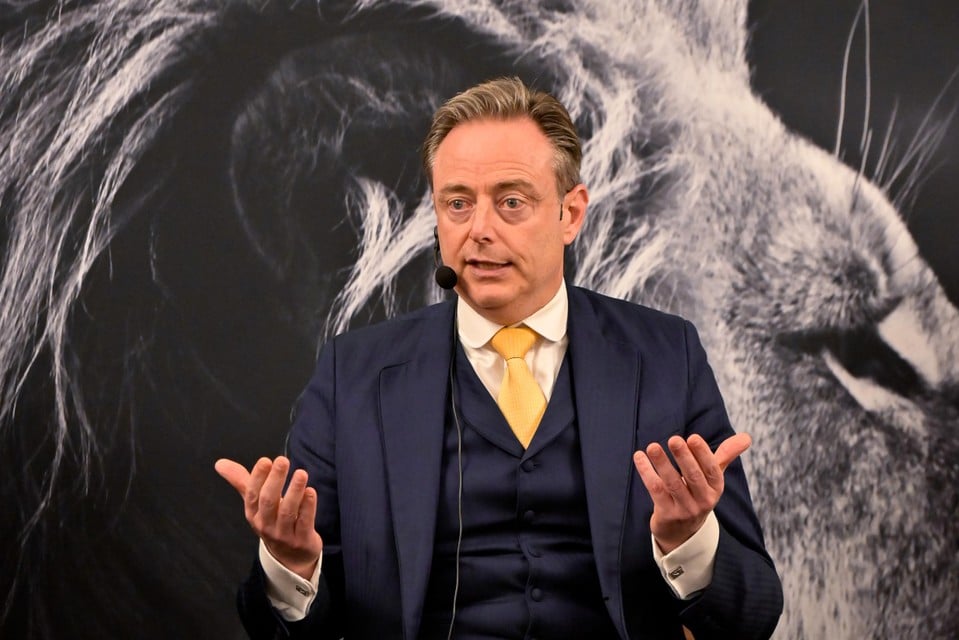 Bart De Wever liet - een beetje - in zijn kaarten kijken in Schilde.