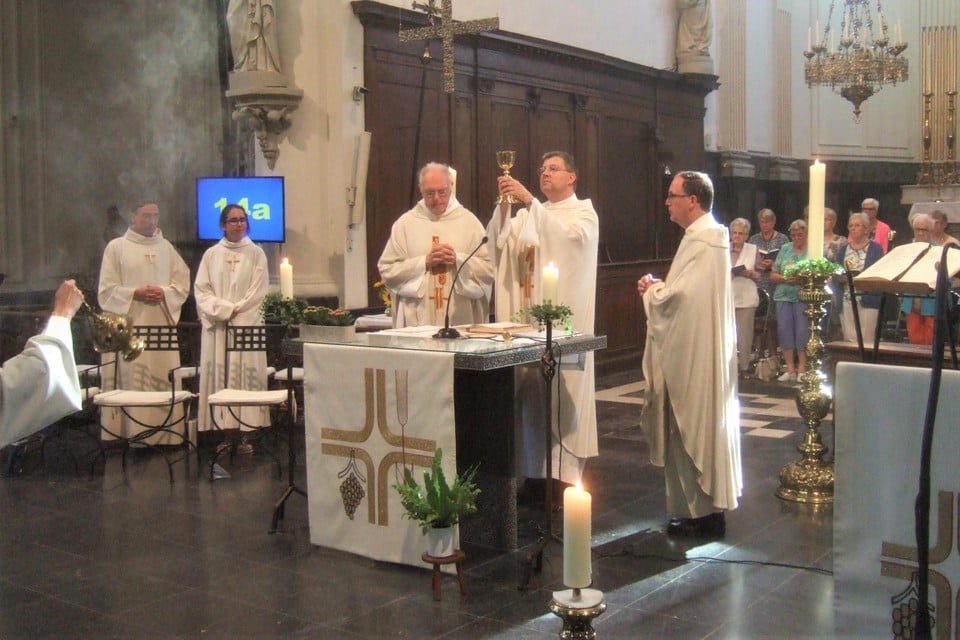 Priester David (midden) ging zijn laatste mis in Kaprijke voor. Hij verhuist naar Sint-Niklaas. 