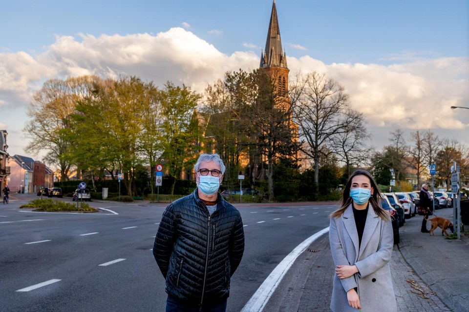 Frank Kerremans en initiatiefneemster van de petitie Jone Van der Hallen zijn tegen de komst van de rotonde. “We vinden dat de ruimte beter benut kan worden als groene ruimte”, vindt Jone.