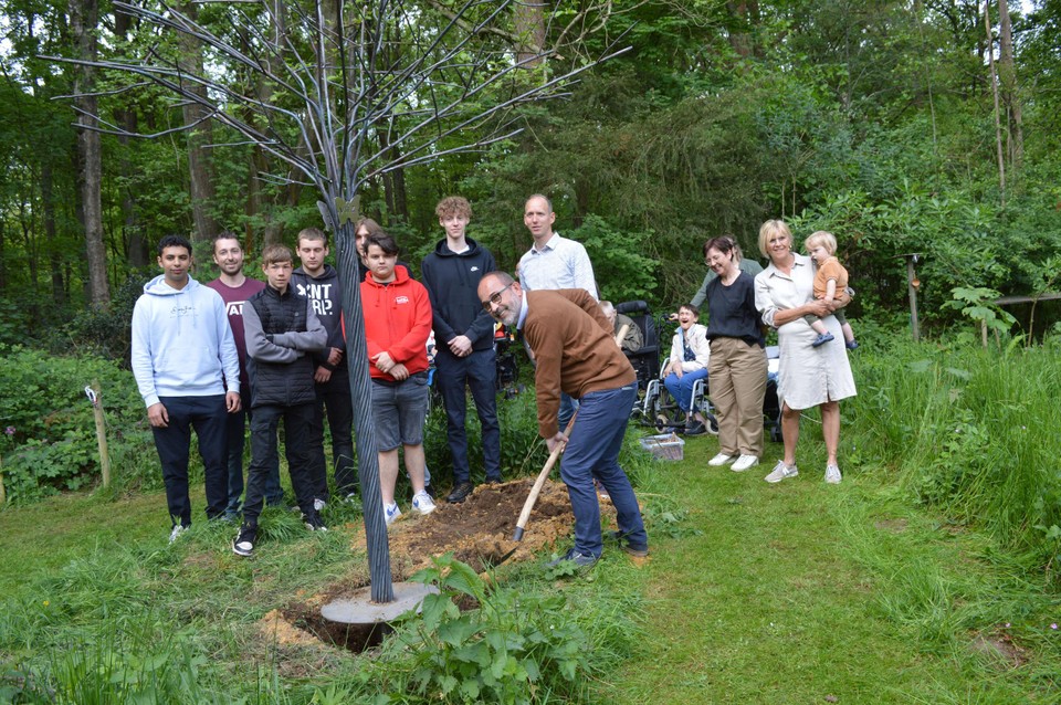 Directeur Johan Vermeeren mocht de eerste schep aarde werpen.