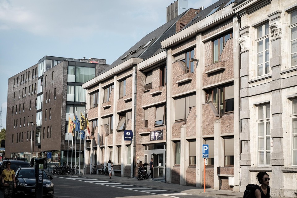 De dolle kerel stak in het cellencomplex van de lokale politie Mechelen-Willebroek een matras in brand