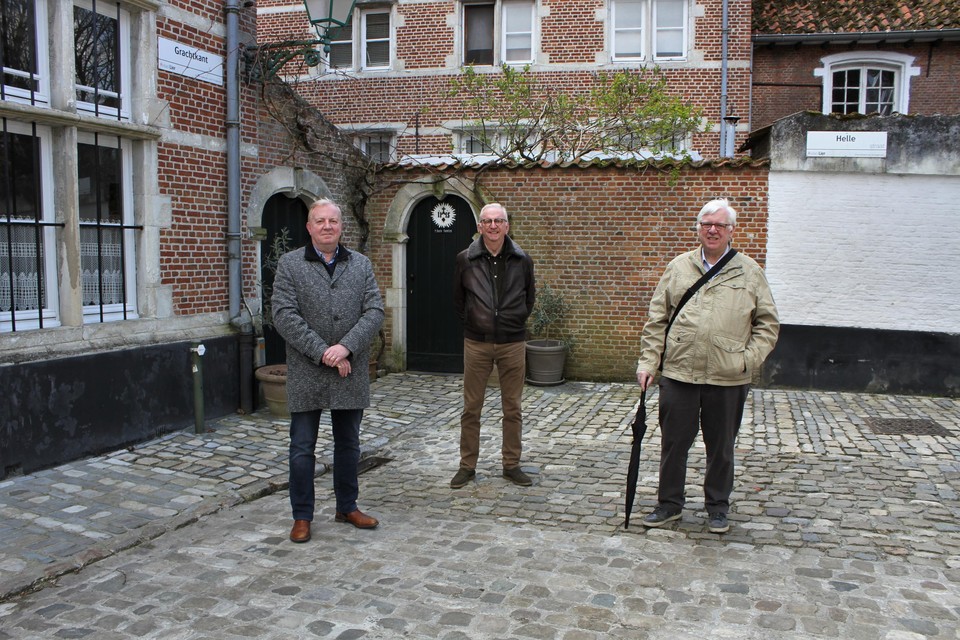 Marc Keustermans, Hugo Broes en Willy Mariën staan in het begijnhof op de hoek van de Grachtkant en de Hellestaat. Achter hen de woning met de naam ’t Soete Naemke.