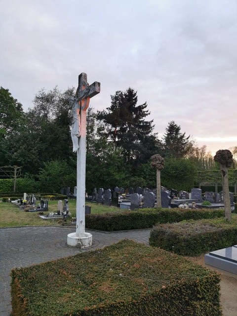 Het kruis op de begraafplaats in Oelegem.