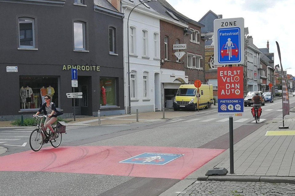 In een fietszone, zoals hier in de Geelse Stationsstraat, geldt een snelheidsregime van 30 kilometer per uur en mogen auto‘s fietsers nooit inhalen. 