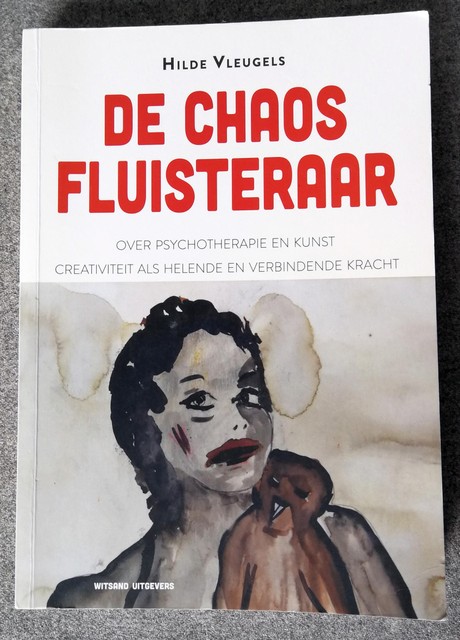 De Chaosfluisteraar is het derde non-fictieboek van Hilde Vleugels, die hierin de impact van kunst op de geestelijke gezondheid uit de doeken doet. 